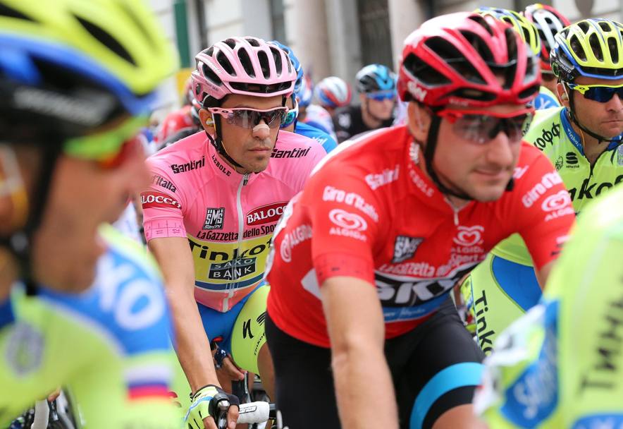 Contador ed Elia Viviani, in maglia rossa. Ansa